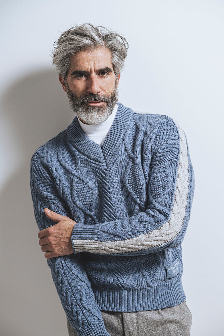 V-neck sweater made of super soft lambswool