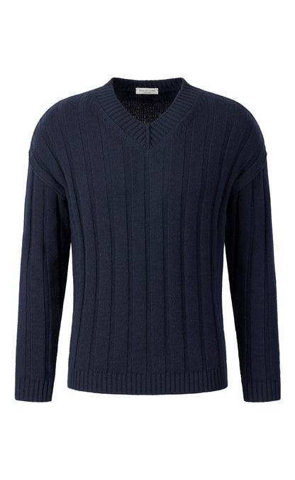 Modern V-neck sweater in a luxurious cashmere blend, modern fit