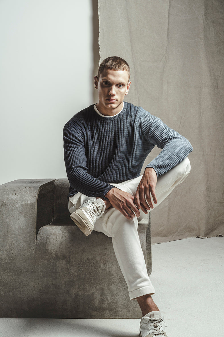 Unique: seamless round neck sweater in 3D knit made of the finest cotton, relaxed fit