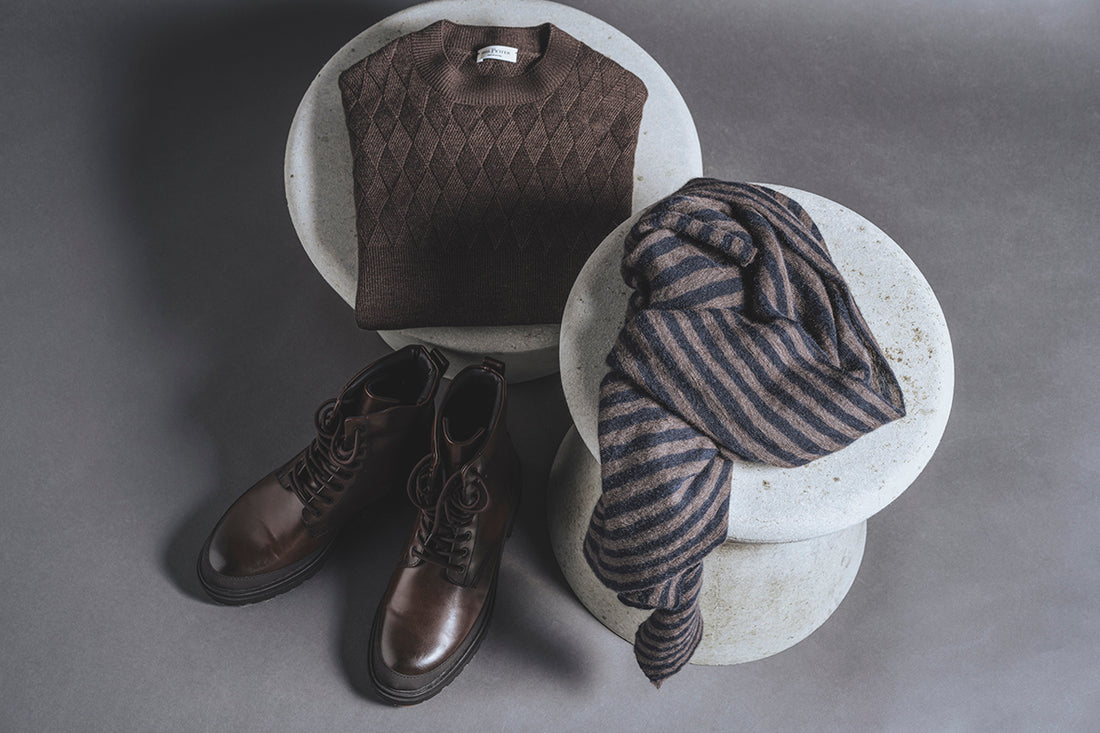 Round neck sweater with masculine rhombus structure over the shoulders, 100% merino wool