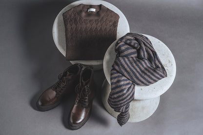 Round neck sweater with masculine rhombus structure over the shoulders, 100% merino wool