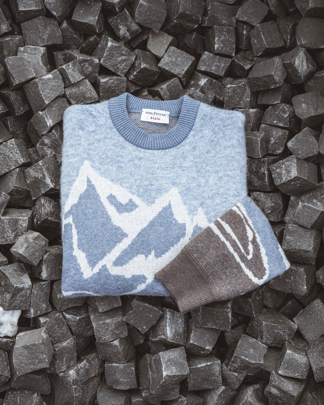 Crew neck sweater with alpine mountain motif, modern fit