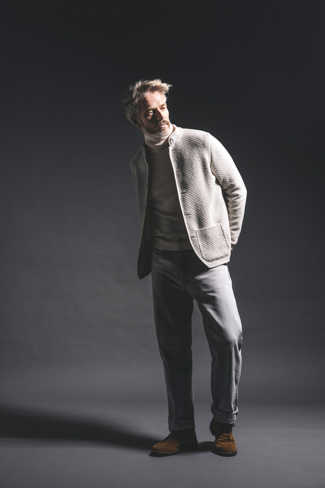 Strickjanker aus Lambswool-Streichgarn mit Stehkragen, relaxed fit