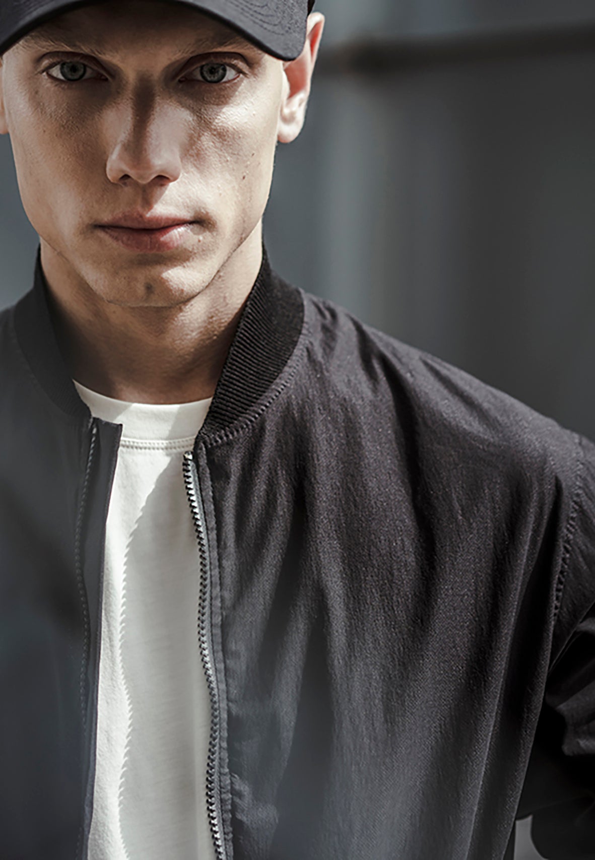 Zero Weight bomber jacket made of ultra-light cotton-nylon mix, relaxed fit